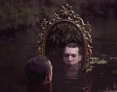 超現實的灰暗 Kyle Thompson 自拍攝影師