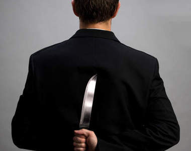 歪國人與寶特瓶有仇！？沒事就拿刀往它身上捅