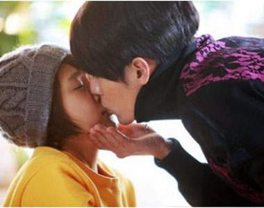 女生最想要的親親姿勢~男生好像都不懂╯3╰``