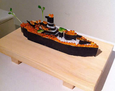 軍艦壽司真的變軍艦了！整艘吃下去還得了∑(｀□´/)/ 