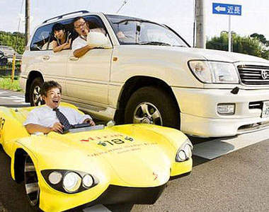 《世界最低車車》塞車的時候可以從下面鑽過去嗎?(誤)