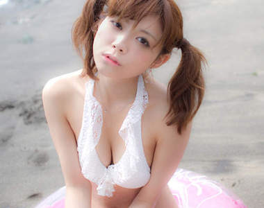 雙馬尾正妹 松川佑依子 趁這最後的夏天跑去海邊玩耍吧