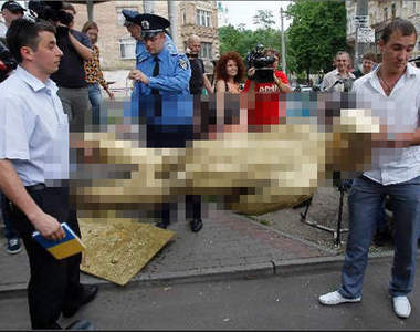 不用一天就被拆除的銅像 究竟是...