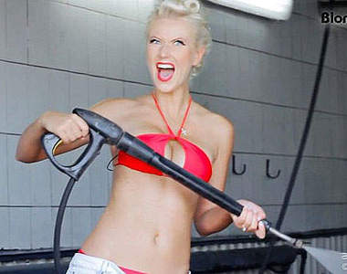 千萬名車要怎麼洗香香?讓俄羅斯兔女郎示範給大家看~