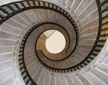 漩渦樓梯 越看越有一種往下掉的感覺...