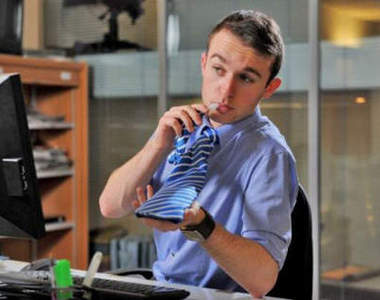 《領帶飲料罐》讓你開會時也不怕口渴~