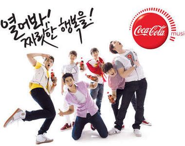 可口可樂2PM跳舞販賣機~要動才有可樂喝<( ̄﹁ ̄)