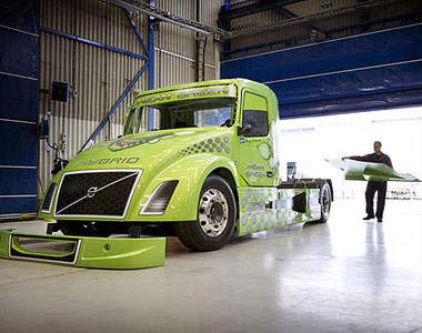 綠色怪獸!Volvo卡車頭挑戰260公里極速(驚)