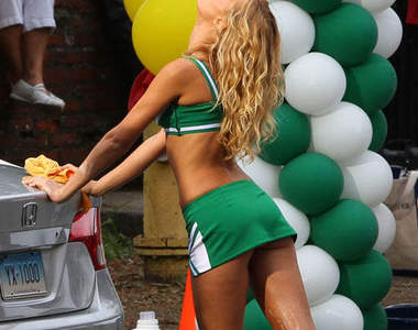 《亞當轉大人2》內衣模豆濕身洗車...有沒有外賣服務？