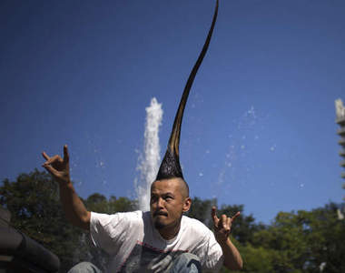 《全世界最高的龐克頭》被甩到一定很痛痛>"<