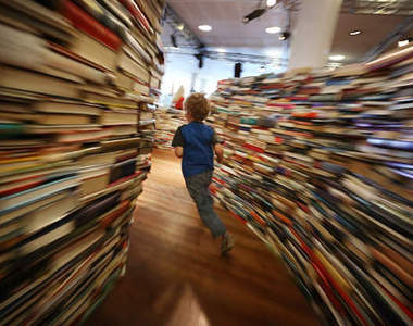 25萬本書打造的巨大迷宮《aMAZEme》奧運之外也很文藝~