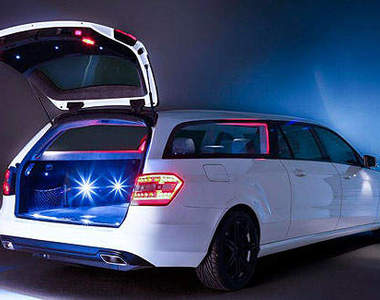 加長型賓士旅行車！撿屍體還有比這更合適的車車嗎？(誤)