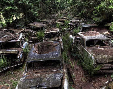 比利時汽車墓地　上百輛的汽車就像是骸骨般倒臥在地上