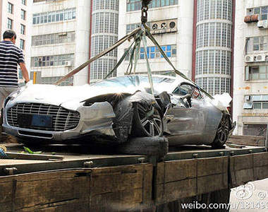 Aston Martin One-77香港撞車!難道要改名One-76了嗎?