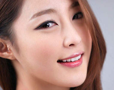 車展小模《洪恩彬》~一眼就被她吸住