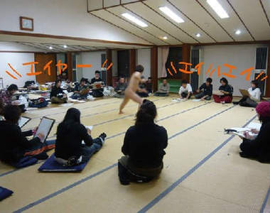 《超KUSO裸體男模》這些搞笑姿勢不是人人都可以擺出來的…