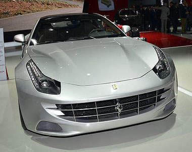 上空太招搖？《法拉利FF》巴黎車展大演透明秀～