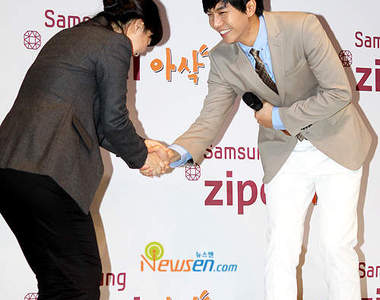 《韓國握手禮儀》 左手也很忙耶