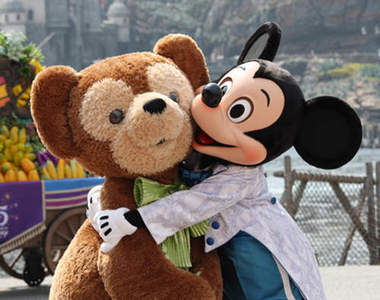 《米奇的玩偶Duffy》巨型絨毛海報牆攻佔涉谷車站♥