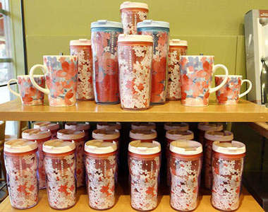 2012年星巴克新推出春天款櫻花杯♥