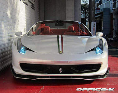 飄著日本味的敞篷法拉利！紅鬃烈馬化身白馬王子？