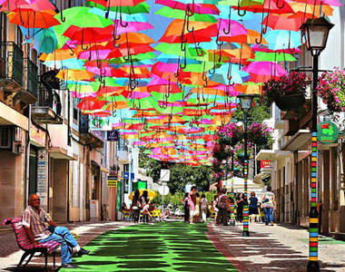 葡萄牙出現《雨傘街》簡單又色彩繽紛