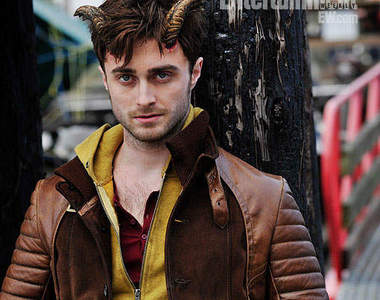 《丹尼爾雷德克里夫》新片頭上長了角 !?