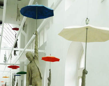 《降落雨傘》卡通都有畫~雨傘可以當降落傘~（無誤）