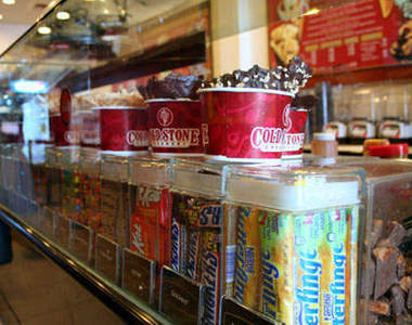 光看就感覺甜炸的《巨無霸Cold Stone聖代》外加40種配料!