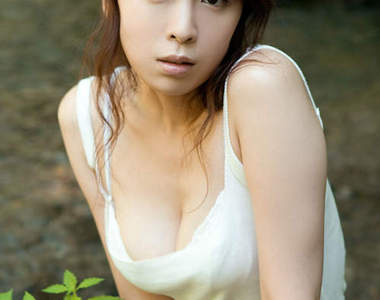 雛形明子 乳量依舊驚人的熟女藝人