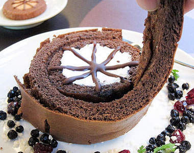 期間限定《輪胎咖啡廳》這樣的蛋糕吃起來會有橡膠味嗎？(誤)