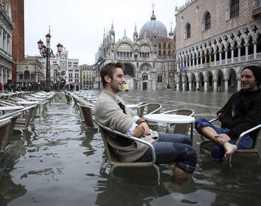 威尼斯又淹水了...希望有湯姆/艾斯巴古來幫他們~