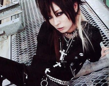 超帥型男系女主唱《AKIRA》也可以是正妹文♥♥♥