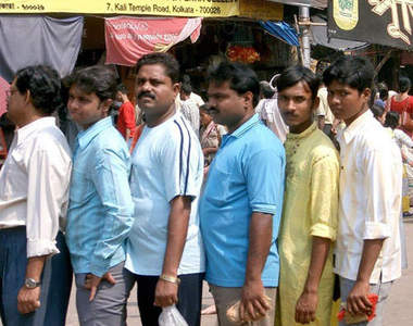 《印度式緊密排隊法》我想是為了防止插隊吧（誤）