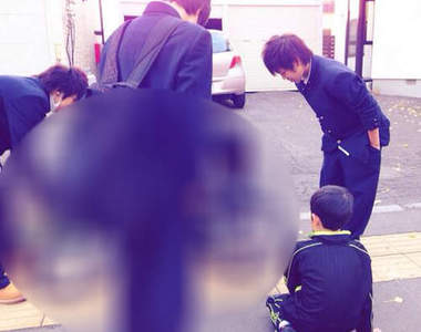 一群高中男生包圍小學生該不會......！？(*ﾟДﾟ*)