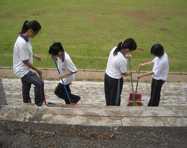 「學校裡的掃地方式」同學們請認真掃地好嗎～