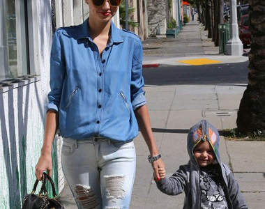 米蘭達、奧蘭多萌娃《弗林》鹹蛋超人裝上街 歪頭笑超可愛>///<