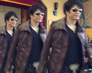 畢業典禮上的驚喜登場　嗯！？怎麼哪裡怪怪的...