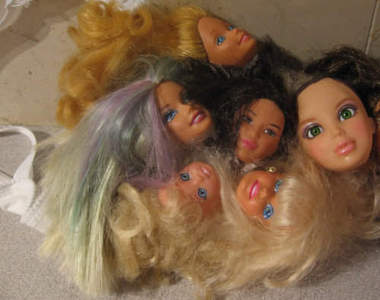 《芭比人頭內衣》脫去外衣後的內衣姿會不會太嚇人Σ(Д゚;/)/…