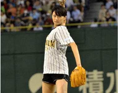 ９頭身美女超美腿《榮倉奈奈開球式》