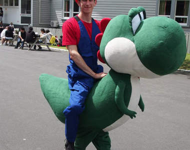 《瑪莉歐＆耀西》一人就能完成裝扮　啊這原理不就是老背少...（毆）