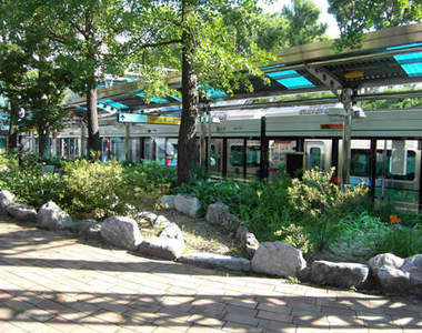 首爾的大自然地鐵站　竟然能在公園裡等車？！