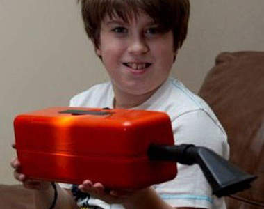 英國《吸塵男孩》需要吸塵找他就對了XD