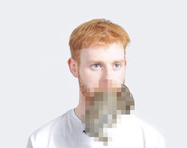 藝術家咬著死動物拍照  不會想吐嗎...?