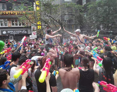 韓國新村《水槍節》可惡~我也想玩水~~