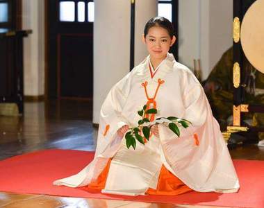 國民美少女《吉本實憂》化身神職巫女,好漂亮 ☺