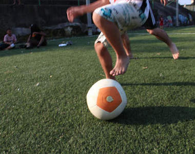 《發電足球》白天踢完球～晚上就有電可以用～