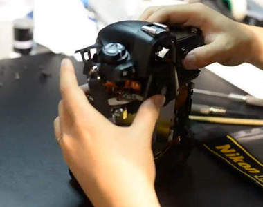神人維修員Nikon D4拆解實錄  可以受小弟一拜嘛~(拜)