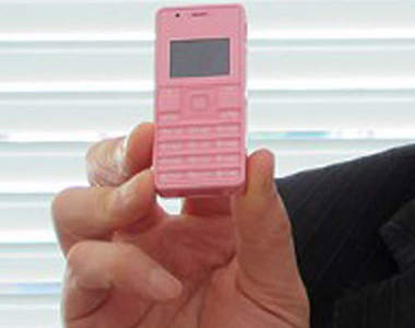 日本推出史上《最迷你1吋大手機》　這樣到底是要怎麼講電話啊～