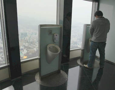 《天空廁所》噓噓的時候可別腿軟了～